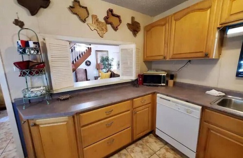 Channelview House | Texas Retreat Near I-10