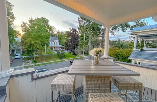 Albany House | “The Allen House” Charming 3-Bed/2-Bath Sleeps 8. Fantastic location in Albany