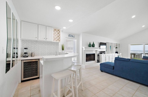Galveston House | The Beach House | Beachfront w/Beach Access + Pet-friendly