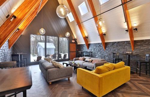 Killington Cabin | The Birch Ridge- Colonial Maple Room #1 - Queen Suite in Renovated Killington Lodge home