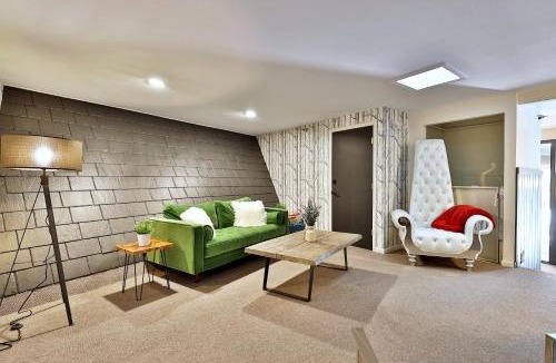 Killington Cabin | The Birch Ridge- Colonial Maple Room #1 - Queen Suite in Renovated Killington Lodge home