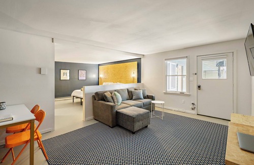 Hillsdale Apartment | The Brooks Motel: Exceptional Suite
