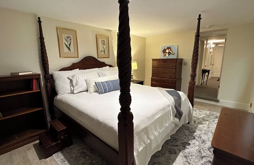 Hanover Apartment | The Bulldog House! Walking Distance to Hanover and Dartmouth! 2 bedroom, 4 beds!