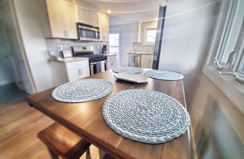 Canandaigua House | The bungalow @ T. Spex Eyewear is a cozy, convenient stay in Canandaigua!