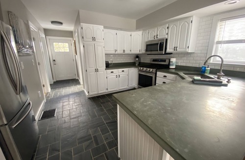 Williston South House | The Convenient Cape - Privacy, Hot Tub, Lots of space 5 minutes to I-89!