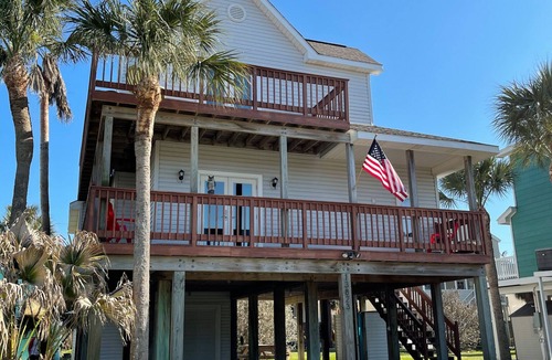 Pirates Beach House | The Crow's Nest - great location/sunset decks/sleeps eight