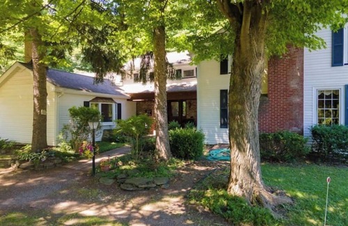 Lancaster House | The Farmhaus - rustic 1800s homestead sleeps 12