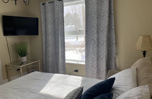 Hamilton Other | The Farmhouse - 2 ml from Colgate, king bed, family friendly, sleeps 10