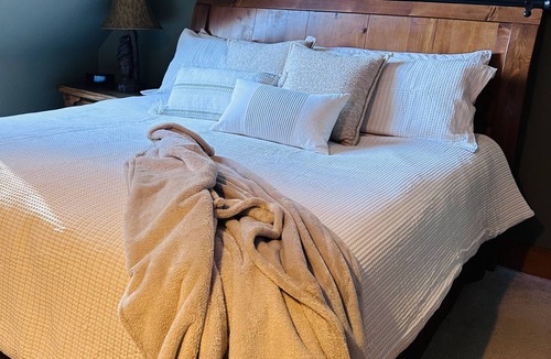 Winhall Cabin | The Fireside Lodge - Stratton View, Luxurious and Modern, Sleeps 16