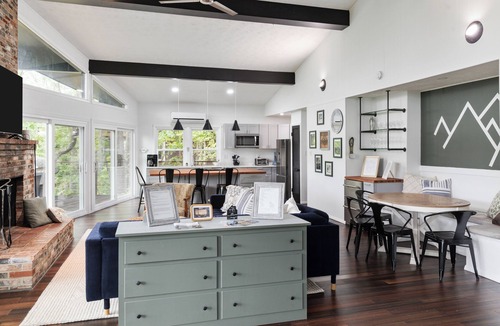 Mount Jackson House | The Hillside Hideaway, a stunning retreat located in the heart of Bryce Resort
