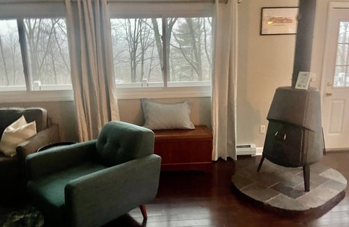 Williston South Ski Chalet | The HIllside Hideaway - See Stowe, Shop Williston, Dine Burlington! hot tub!