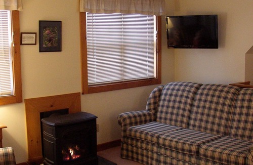 Bass Harbor Apartment | The Loft at the Boat House. Waterfront. Close to Lighthouse. Fireplaces. AC.