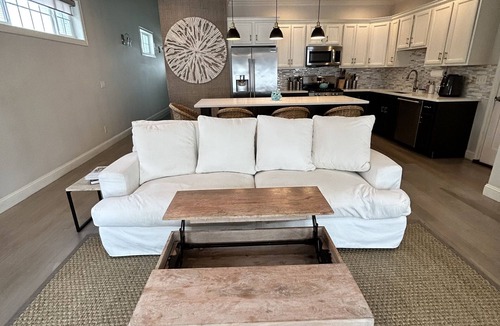 Salisbury House | The Main Residence Beach Escape-3 Beds 2BR, Patio, Walk to Ocean