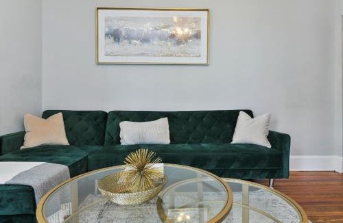 Chelsea Apartment | The Maverick Downstairs - Lux Apartment - Free Parking - 2 Miles From Airport & Downtown Boston