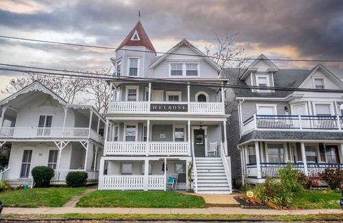 Ocean Grove House | The Melrose, 2A - Double Bed & Bath: Romantic Getaway, Steps from the Beach, Coz