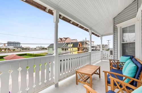 Ocean Grove House | The Melrose, 2A - Double Bed & Bath: Romantic Getaway, Steps from the Beach, Coz