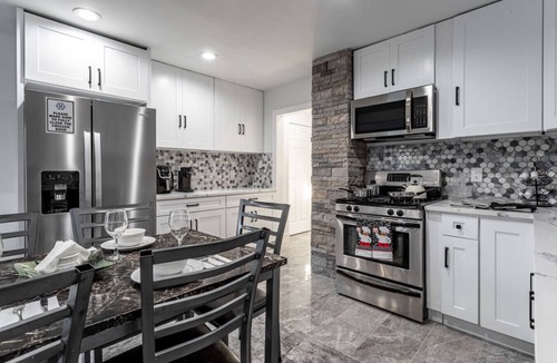 Constable Hook Apartment | The Modern 4BR – Near NYC, Free Parking, Sleeps 12