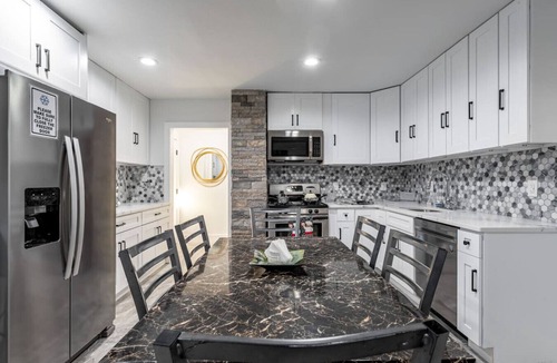 Constable Hook Apartment | The Modern 4BR – Near NYC, Free Parking, Sleeps 12