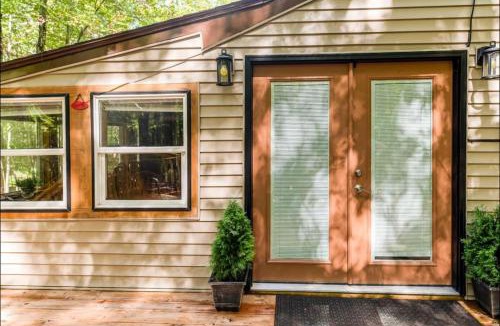East Stroudsburg House | The Nook Lodge - cabin with hot tub at Shawnee and Camelback Mtn
