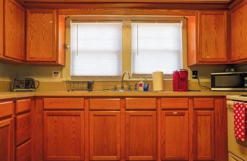 Bluewell House | The Outlaw Lodge/Spacious 4-bedroom house in lovely Bluefield with AC, WiFi