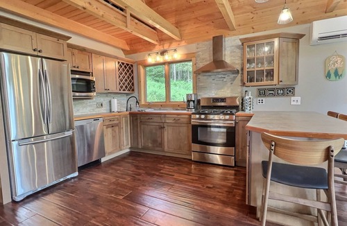 Little Valley Ski Chalet | The Pines on Maples~ Hot Tub ~ Fire Pit & Indoor Fireplace - Game Room