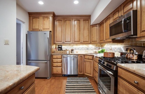 West End House | The Potomac - Friendly Townhouse Near DC & Old Town - 3 En-Suite Baths
