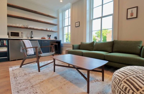 Old Town Alexandria Apartment | The Royal Suite at Prince Street Inn