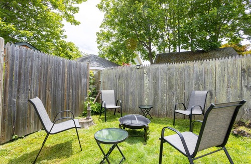 Off Broadway Apartment | The String Light Studio | Walk to Newport Restaurants!