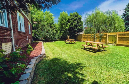 Niagara Falls Villa | The Trotter Manor - With Private Yard & Parking, Near Falls & Casino by Niagara Hospital
