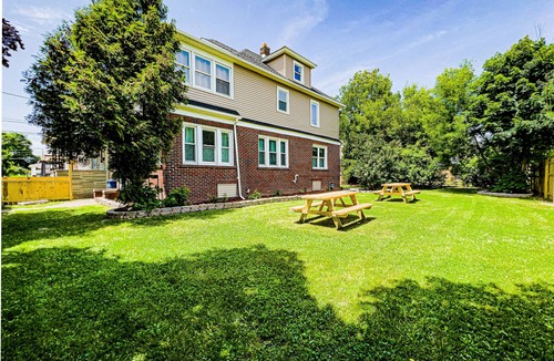 Niagara Falls Villa | The Trotter Manor - With Private Yard & Parking, Near Falls & Casino by Niagara Hospital