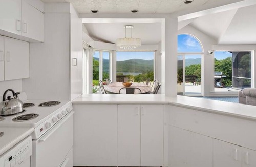 Whitingham House | The White Birches | Modern Home w/Lake Access