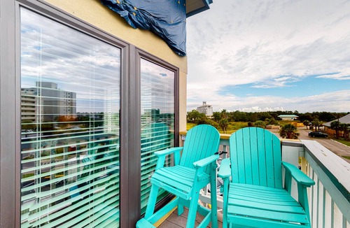 Fort Morgan Condo | Third-floor condo with balcony, close beach access, pools, hot tubs & tennis