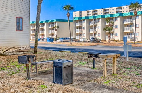 Fort Morgan Condo | Third-floor condo with balcony, close beach access, pools, hot tubs & tennis