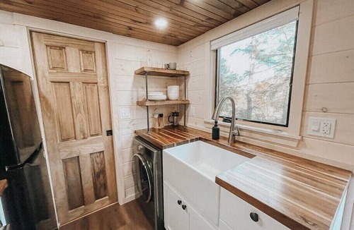 Chester Apartment | This tiny house is a 1 bedroom(s), 1 bathrooms, located in Chester, VT.