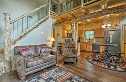 North Conway House | Timber Home: Walk to Slopes & N Conway Shops!