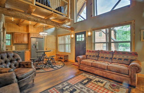 North Conway House | Timber Home: Walk to Slopes & N Conway Shops!