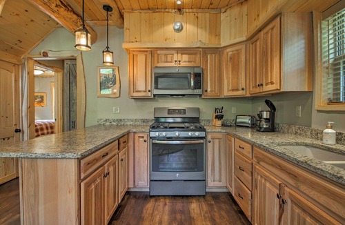 North Conway House | Timber Home: Walk to Slopes & N Conway Shops!