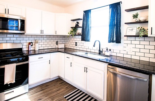 Westside House | Tipp Hill Home, near local eateries and pubs, walkable, near SU and Hospitals