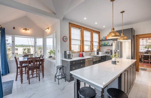 Hillcrest House | Tobias Place Off Main | 9 Bed, 4 Bath