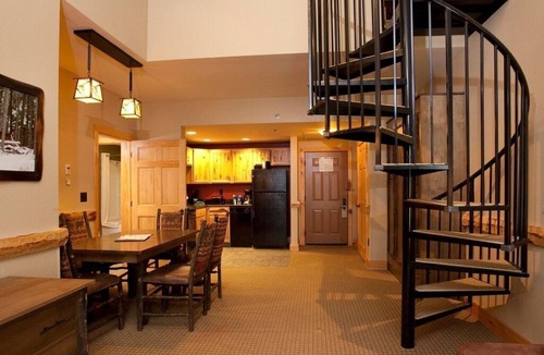 Blodgett Mills Condo | Top Floor Eagle's Nest Suite + Loft & Fireplace