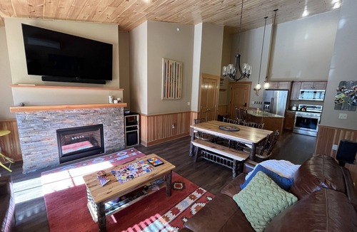 North Conway Condo | Top Floor, Family-Friendly, Slope Side Condo at the Base of Mount Cranmore!