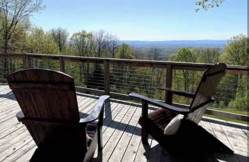 Argyle House | Top of the Hill Retreat w/Lake Access