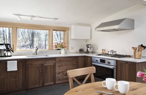 Woodstock Cottage | TOP RATED Romantic rustic luxury + flowing stream + walk to town = Brook Cottage