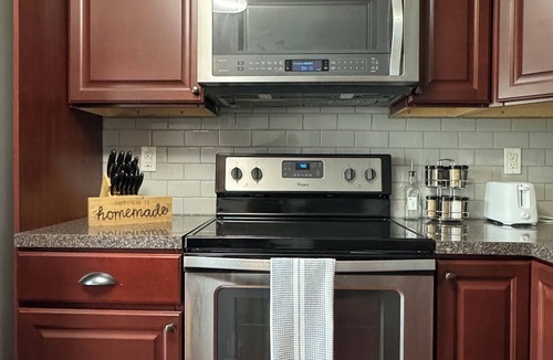 Bridgeport House | Townhouse Bridgeport close to UHC, FBI, The Bridge Complex