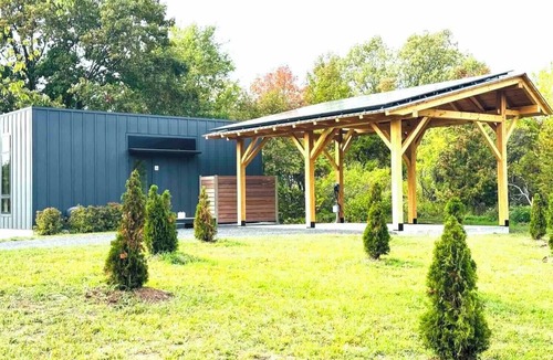 North Hero Cottage | Tradstuga: modern lakefront tree cottage w/sauna