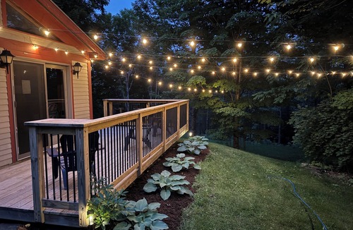 East Burke House | Trailside! Bike In Bike Out, Steps to Town. Outdoor shower, fire pit, & more.