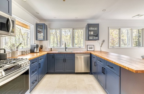 Hay Beach House | TRANQUIL RESORT STYLE RETREAT WITH LUXURY GUNITE POOL 2 MIN FROM SANDY BEACHES
