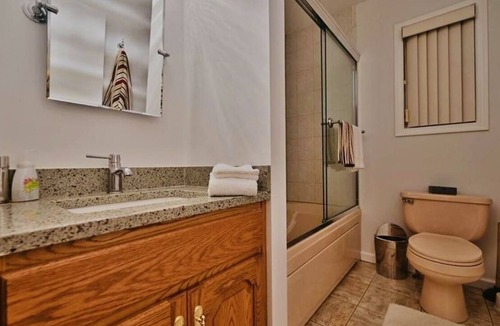 Bushkill House | TRAVEL NURSES WELCOME/ Bushkill- Poconos home in Gated community