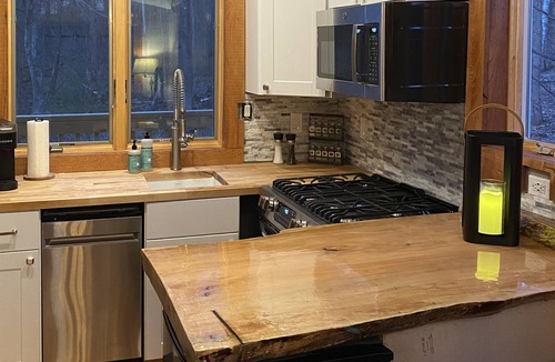Stockbridge House | Treehouse-One of a Kind , AC, tubing, fire table, fire pit, 20 min to Killington