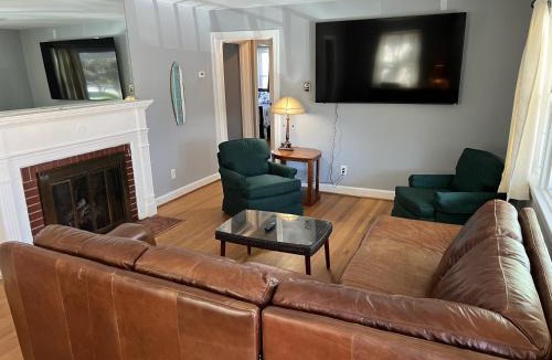 Norfolk House | Tri-Level home - 5 BR 2 BA - Extended Stays, Wi-Fi home